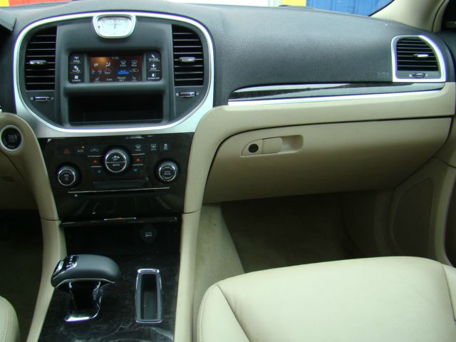 Chrysler 300 2012 photo 6