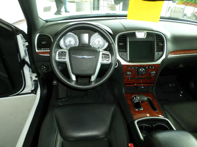 Chrysler 300 2012 photo 2