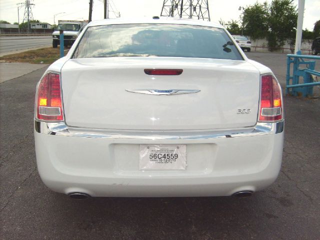 Chrysler 300 2012 photo 2