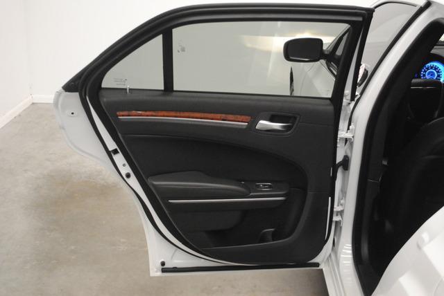 Chrysler 300 2012 photo 15