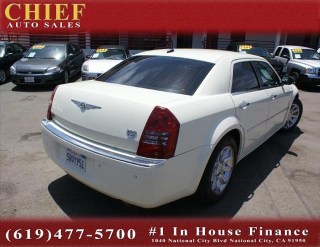 Chrysler 300C 2005 photo 14