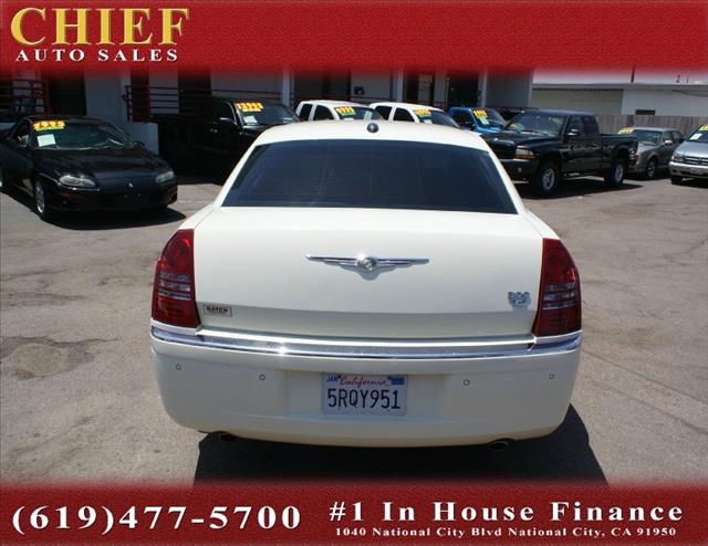 Chrysler 300C 2005 photo 8