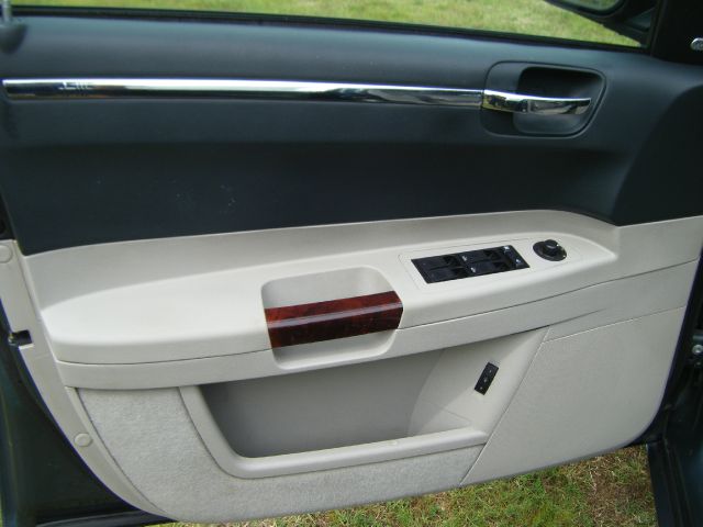 Chrysler 300C 2005 photo 2