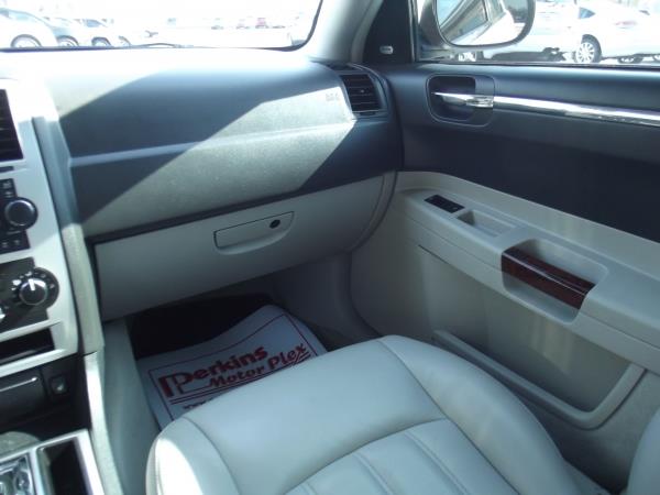 Chrysler 300C 2005 photo 16