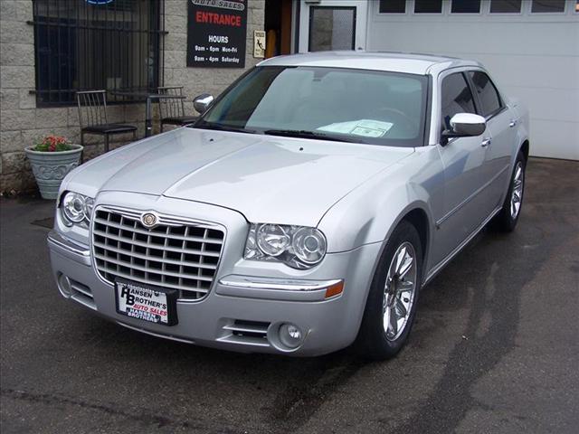 Chrysler 300C Base Sedan