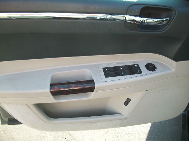 Chrysler 300C 2006 photo 16