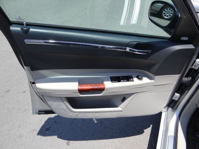 Chrysler 300C 2006 photo 12