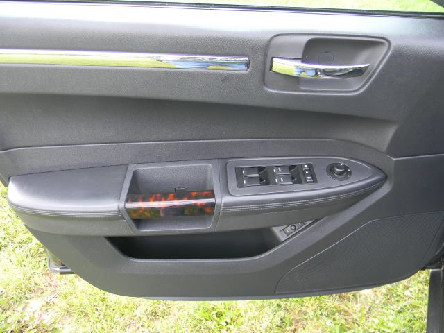 Chrysler 300C 2008 photo 21