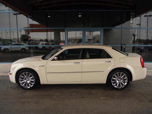 Chrysler 300C 2009 photo 2