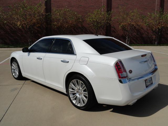 Chrysler 300C 2011 photo 2