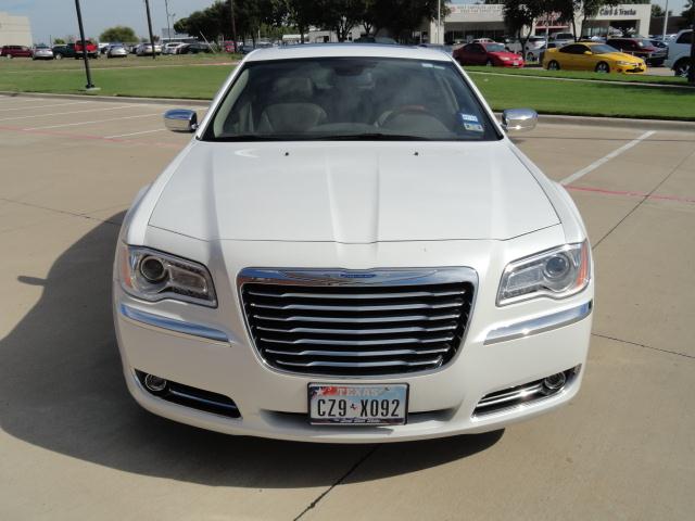 Chrysler 300C 2011 photo 3