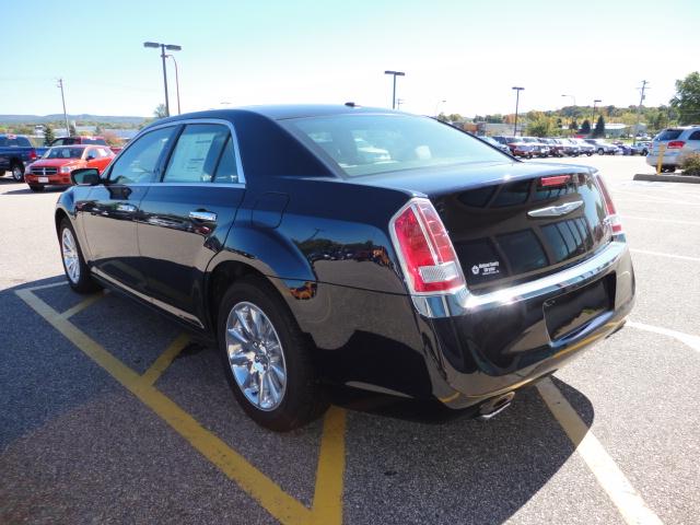 Chrysler 300C 2011 photo 2