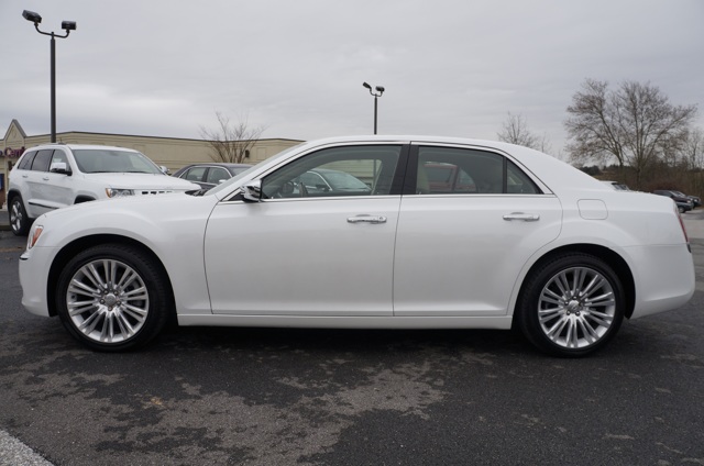 Chrysler 300C 2011 photo 1