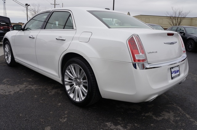 Chrysler 300C 2011 photo 2