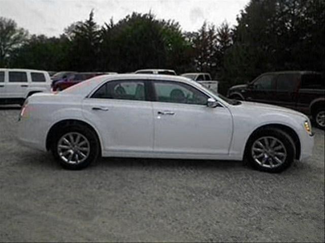 Chrysler 300C 2011 photo 2