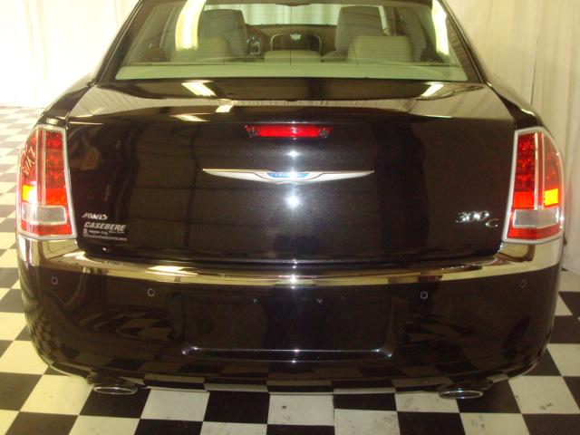 Chrysler 300C 2011 photo 2