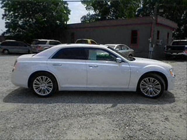 Chrysler 300C 2011 photo 2