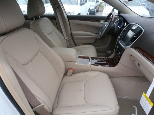 Chrysler 300C 2011 photo 2