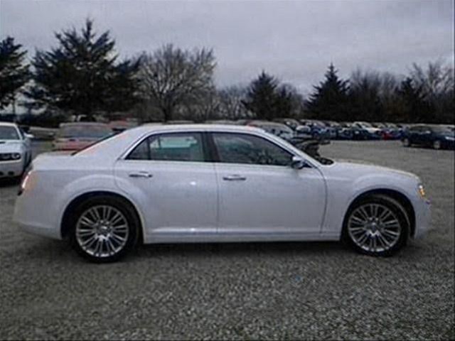 Chrysler 300C 2011 photo 2