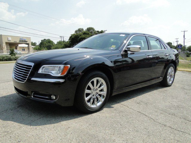 Chrysler 300C 2011 photo 2