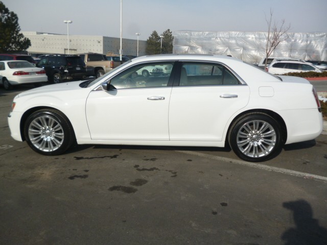 Chrysler 300C 2011 photo 2