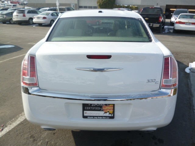 Chrysler 300C 2011 photo 3