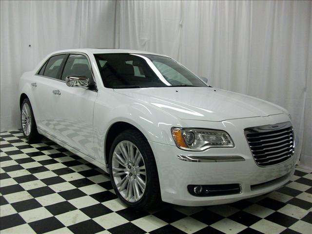 Chrysler 300C 2011 photo 2