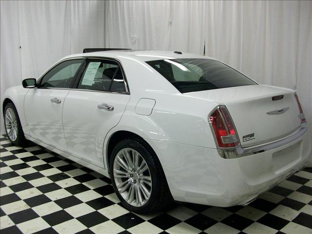 Chrysler 300C 2011 photo 3