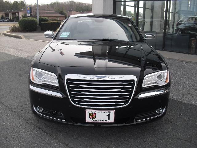 Chrysler 300C 2012 photo 1