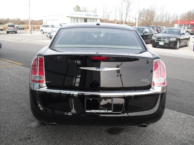 Chrysler 300C 2012 photo 4