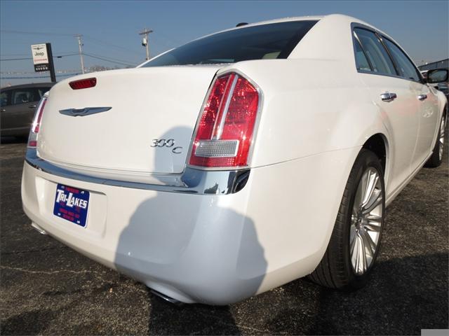 Chrysler 300C 2012 photo 2