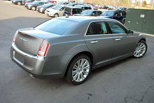 Chrysler 300C 2012 photo 2