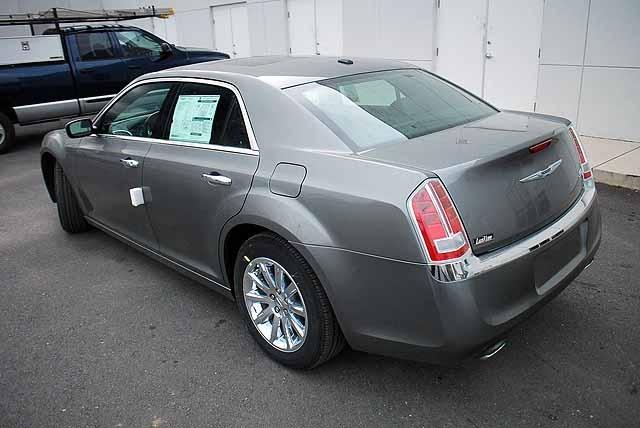 Chrysler 300C 2012 photo 2