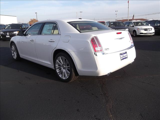 Chrysler 300C 2012 photo 2