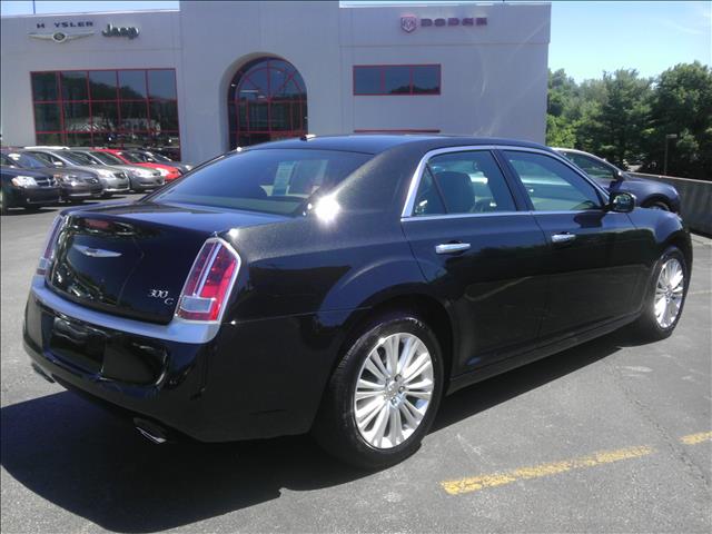 Chrysler 300C 2013 photo 2