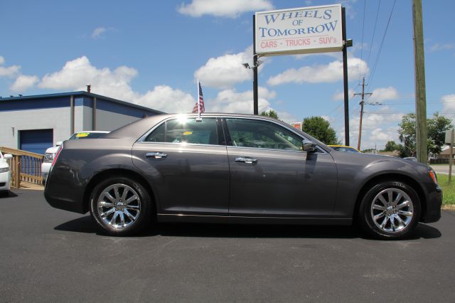 Chrysler 300C 2013 photo 2