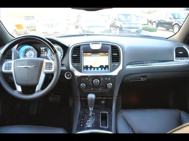 Chrysler 300C 2013 photo 1