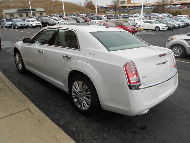 Chrysler 300C 2013 photo 2