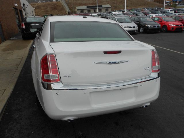 Chrysler 300C 2013 photo 3