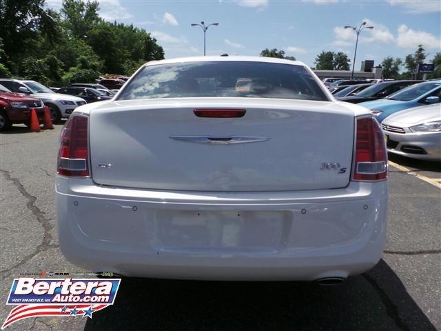 Chrysler 300S 2013 photo 3