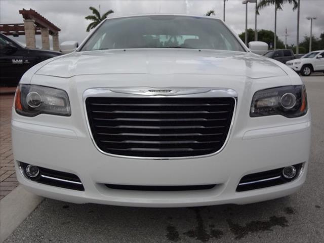 Chrysler 300S 2013 photo 13