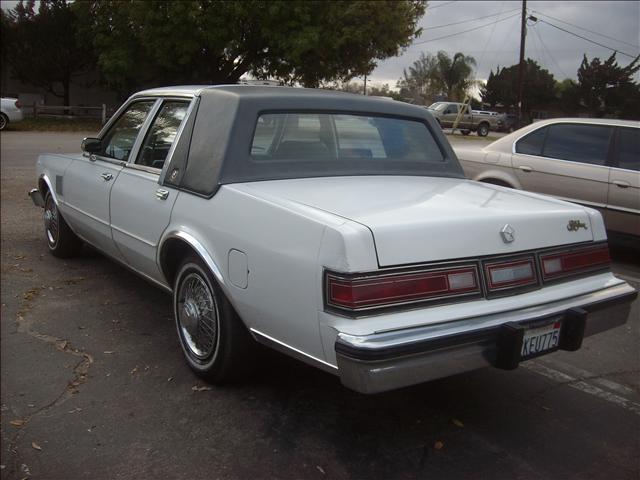 Chrysler Fifth Avenue 1988 photo 2