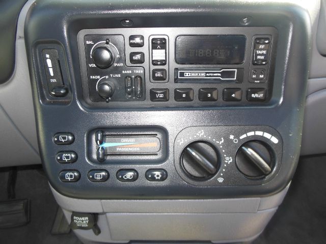 Chrysler Grand Voyager 2000 photo 15