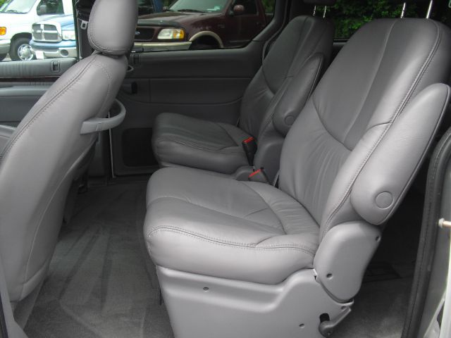 Chrysler Town and Country 2000 photo 0