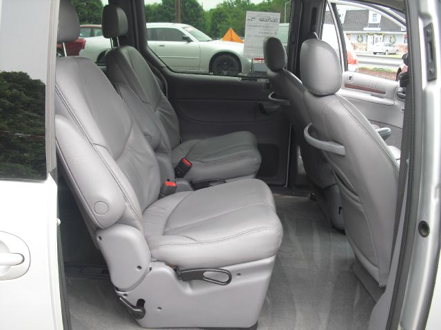 Chrysler Town and Country 2000 photo 2