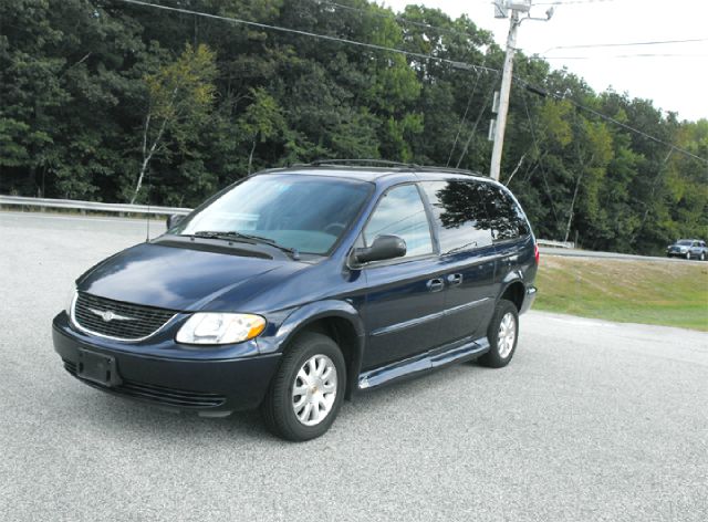Chrysler Town and Country 2002 photo 1