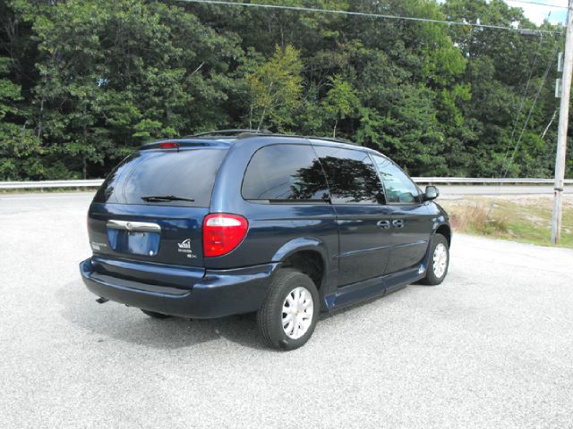Chrysler Town and Country 2002 photo 3
