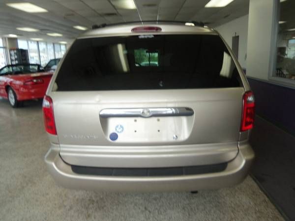 Chrysler Town and Country Quad Coupe 3 MiniVan