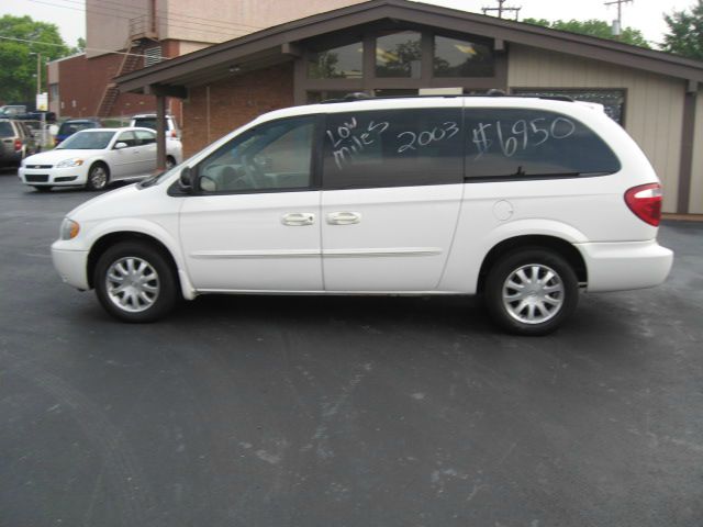 Chrysler Town and Country 2003 photo 0