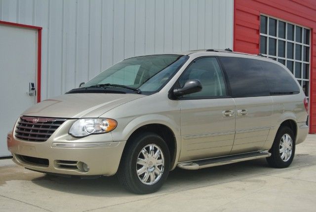 Chrysler Town and Country SLT 25 MiniVan